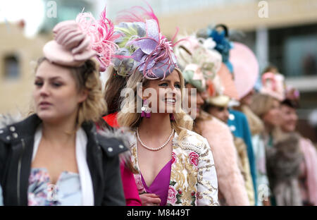Weibliche racegoers nimmt Teil an der Miss Cheltenham Finalisten Line up während Damen Tag des Cheltenham Festivals 2018 in Cheltenham Racecourse. PRESS ASSOCIATION Foto. Bild Datum: Mittwoch, 14. März 2018. Siehe PA Geschichte RACING Cheltenham. Photo Credit: Steven Paston/PA-Kabel. Einschränkungen: Die redaktionelle Nutzung nur, eine kommerzielle Nutzung ist nur nach vorheriger Erlaubnis des Jockey Club/Cheltenham Racecourse. Stockfoto