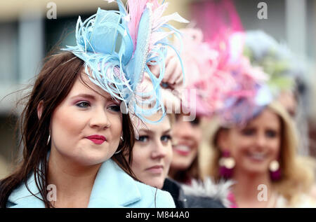 Weibliche racegoers nimmt Teil an der Miss Cheltenham Finalisten Line up während Damen Tag des Cheltenham Festivals 2018 in Cheltenham Racecourse. Stockfoto