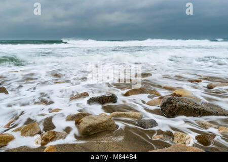 Schnee bedeckt die Küstenseite von St Austell in Cornwall. Anfang März brachte eine Überraschung starker Schneefall die Gleichen, von denen nicht in über 10 gesehen. Stockfoto