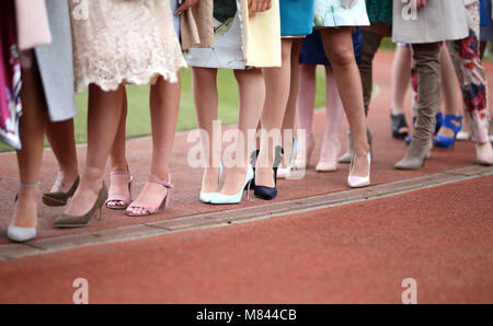 Eine detaillierte Ansicht der weiblichen racegoers die Teilnahme an der Miss Cheltenham Finalisten Line up während Damen Tag des Cheltenham Festivals 2018 in Cheltenham Racecourse. PRESS ASSOCIATION Foto. Bild Datum: Mittwoch, 14. März 2018. Siehe PA Geschichte RACING Cheltenham. Photo Credit: Steven Paston/PA-Kabel. Einschränkungen: Die redaktionelle Nutzung nur, eine kommerzielle Nutzung ist nur nach vorheriger Erlaubnis des Jockey Club/Cheltenham Racecourse. Stockfoto