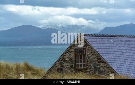 UK, Anglesey, Rhosneigr, 11. März 2018. Blick auf die Berge von Snowdonia von llanddwyn Island auf Anglesey. Stockfoto