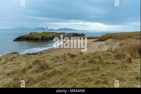 UK, Anglesey, Rhosneigr, 11. März 2018. Eine Ansicht von Twr Bach Leuchtturm auf llanddwyn Island mit dem Llyn Halbinsel im Hintergrund. Stockfoto