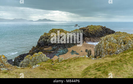 UK, Anglesey, Rhosneigr, 11. März 2018. Blick zum Meer vom Llanddwyn Island. Die Berge auf der Llyn Halbinsel in der Ferne Stockfoto