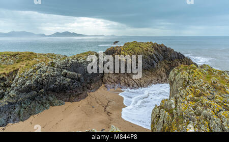 UK, Anglesey, Rhosneigr, 11. März 2018. Blick zum Meer vom Llanddwyn Island. Die Berge auf der Llyn Halbinsel in der Ferne Stockfoto