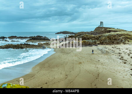 UK, Anglesey, Rhosneigr, 11. März 2018. Eine Ansicht von Twr Mawr Leuchtturm an der Spitze des Llanddwyn Island. Stockfoto