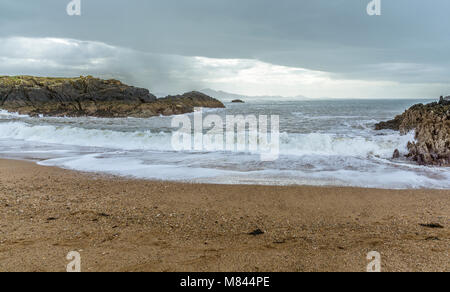 UK, Anglesey, Rhosneigr, 11. März 2018. Ein Blick auf das Meer von der Spitze des Llanddwyn Island. Stockfoto