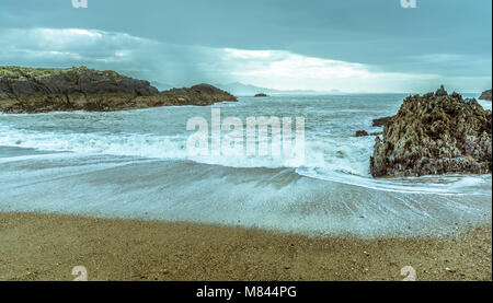 UK, Anglesey, Rhosneigr, 11. März 2018. Ein Blick auf das Meer von der Spitze des Llanddwyn Island. Stockfoto