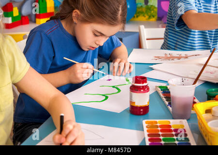 Kleine Schüler-Kinder malen im Kunst-Schule-Klasse. Stockfoto