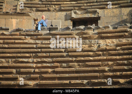 Sitzreihen und Freitreppen, alte Römische basalt Amphitheater, Bosra, Syrien Stockfoto