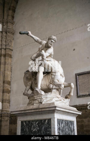 Florenz. Italien. Hercules und der kentaur Nessus, 1549-1599, Skulptur von Giambologna, Loggia dei Lanzi, die Piazza della Signoria. Jean de Boulogne aka Stockfoto