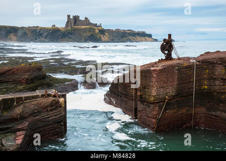 Ausblick auf den kleinen Hafen von Meeresklippe in East Lothian, Schottland, Vereinigtes Königreich Stockfoto