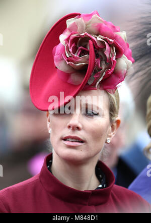 Zara Tindall während Damen Tag des Cheltenham Festivals 2018 in Cheltenham Racecourse. Stockfoto