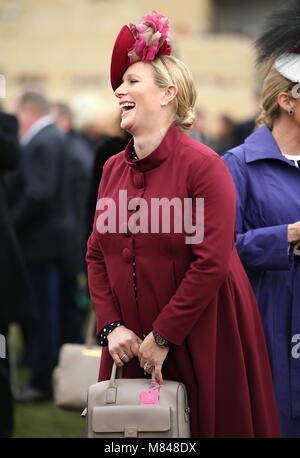 Zara Tindall während Damen Tag des Cheltenham Festivals 2018 in Cheltenham Racecourse. Stockfoto