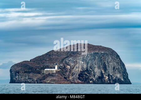 Blick auf Bass Rock in der äußeren Firth von weiter in der Nähe von North Berwick, Schottland, Vereinigtes Königreich Stockfoto