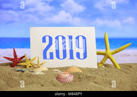 Neues Jahr 2019 Feier am Strand, Sommer Weihnachten ferien Konzept Stockfoto