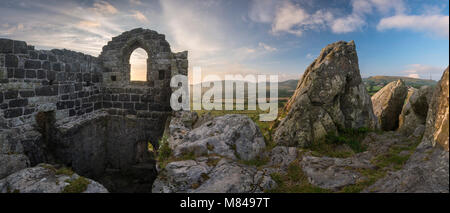 Verlassene alte steinerne Kapelle auf dem Gipfel des Roche Rock in Cornwall, England. Sommer (Juli) 2017. Stockfoto