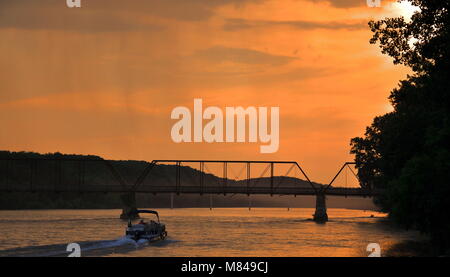 Eine Kreuzfahrt auf dem Fluss in SE Des Moines Iowa bei Sonnenuntergang an einem Sommerabend Stockfoto