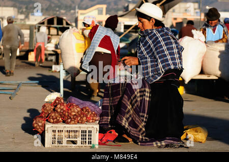 ECUADOR, SAQUISILI - 09. SEPTEMBER 2012; Indigenen ecuadorianischen Verkauf von landwirtschaftlichen Erzeugnissen und andere Lebensmittel auf einem Markt in Saquisili Dorf Stockfoto