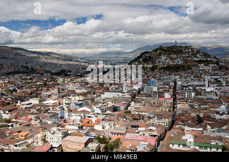 Quito - die Hauptstadt Ecuadors. Quito ist ein beautifllly set Stadt mit historischen Denkmäler und architektonischen Schätze verpackt. Stockfoto