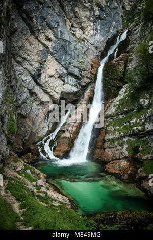 Savica Wasserfall in der Nähe von Bohinj See. Einen schönen Wasserfall mit smaragdgrünen Kristallklaren grünes Wasser. Stockfoto