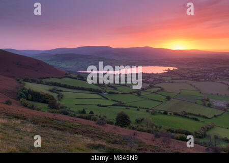 Herrlicher Sonnenuntergang über der Brecon Beacons Berge und See Llangorse, Brecon Beacons National Park, Powys, Wales. Herbst (Oktober) 2017. Stockfoto