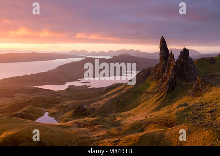 Sonnenaufgang über dem alten Mann von Storr auf der Insel Skye, Schottland. Herbst (November) 2017. Stockfoto