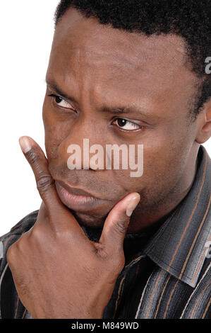 Ein schöner African American Man sitzt in einem portrait Bild mit einer Hand am Kinn, auf weißem Hintergrund Stockfoto