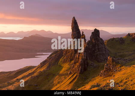 Sonnenaufgang über dem alten Mann von Storr auf der Insel Skye, Schottland. Herbst (November) 2017. Stockfoto