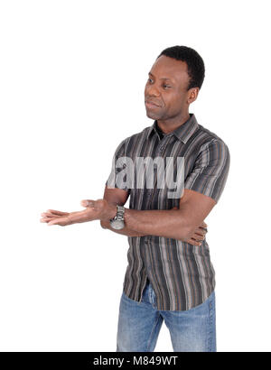 Eine junge schöne afrikanische amerikanische Mann in einem gestreiften Hemd und Jeans seine Hand halten, für weissen Hintergrund isoliert Stockfoto