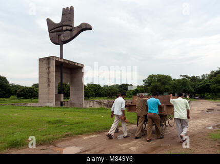 Chandigarh, Indien: Offene Hand Denkmal ist eine symbolische Struktur entworfen von dem Architekten Le Corbusier und im Capitol Komplex Stockfoto
