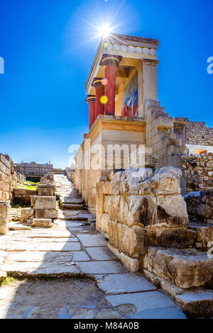 Alte Mauern von Knossos in der Nähe von Heraklion. Die Ruinen der minoischen Paläste ist die größte archäologische Stätte auf Kreta, Griechenland. Stockfoto