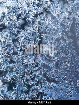 Ornamente auf das Fenster erstellt von Frost. Gefrorenes Wasser auf dem Fenster erstellt odecoration Silber schöne Verzierungen. Stockfoto