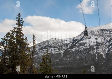 Seilbahnen bis zu Sulphur Mountain. Die Autos blicken auf den Banff im Banff National Park, Alberta, Kanada. Stockfoto