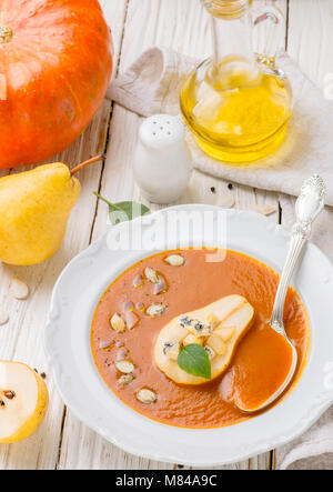 Köstliche Kürbissuppe mit Birne und blauen Käse in eine weiße Platte. Vegetarische Küche. Selektiver Fokus Stockfoto