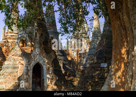 Stupas in Shwe Inn Dein Pagode, in der Nähe der Inle See, Myanmar Stockfoto