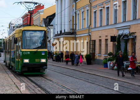 Helsinki, Finnland. August 26, 2017. Alte Straßenbahn in Helsinki Straße. Stockfoto