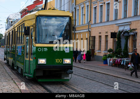 Helsinki, Finnland. August 26, 2017. Alte Straßenbahn in Helsinki Straße. Stockfoto