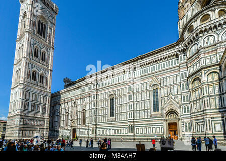 Die beeindruckende Fassade der Kathedrale von Florenz, Campanile und Dom an einem sonnigen Sommertag mit Touristen in der toskanischen Stadt von Florenz, Italien Stockfoto
