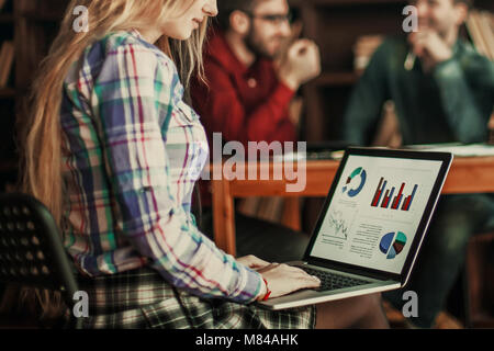 Sales Manager Arbeiten am Laptop mit einem marketing Bericht Stockfoto