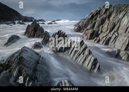 Dramatische felsigen Küste in der Nähe von Lee Bay an der Küste von North Devon, England. Im Winter (Januar) 2018. Stockfoto