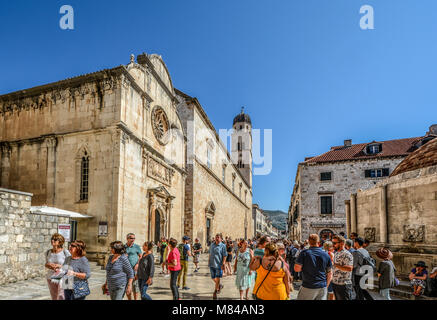 Die Hauptstraße Stradun oder Placa in der Altstadt von Dubrovnik Kroatien an einem sonnigen Tag mit Massen von Touristen den Sommer genießen Wärme Stockfoto