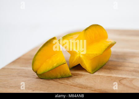 Exotischen starfruit oder averrhoa carambola auf Holz geschnitten. Stockfoto