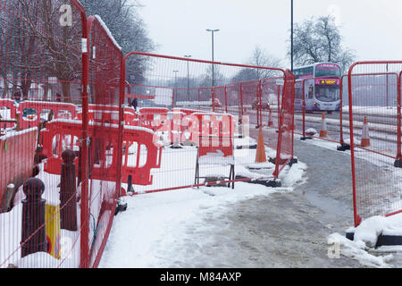 Unterbrechung von vergebenen Arbeiten, mit Fußgänger-Zugang, Woodhouse Lane, Leeds, England. 8. März 2018 Stockfoto