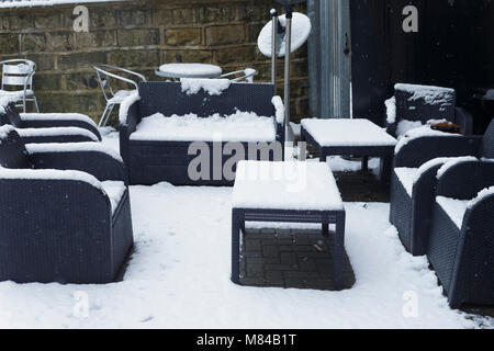 Tische und Stühle im Schnee, Woodhouse, Leeds, England. 8. März 2018 Stockfoto