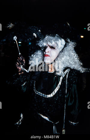 Männer in Ziehen an der Beerdigung der Sardine, Beerdigung Parade an Karneval, Aschermittwoch, Archivierung Foto, Karneval de Santa Cruz de Tenerife, Februar, 1994, Stockfoto