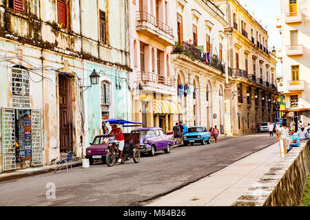 Havanna, Kuba - Dezember 12, 2016: Die Menschen in den Straßen der Altstadt von Havanna/Kuba mit seinen bunten Häusern und American Classic Cars. Stockfoto