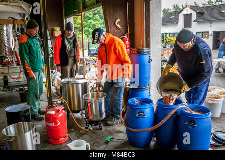 Handwerk Apfelsaft Herstellung in Deutschland Stockfoto