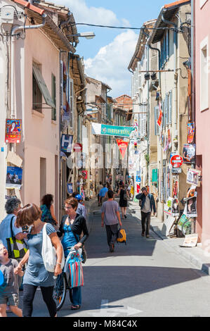 Avignon, Frankreich bis 22. Juli 2011: Altstadt Straße voller Kunst Poster während des Festivals von Avignon aus. Festival von Avignon, ist ein jährliches Festival Hel Stockfoto