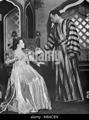 Othello. Der amerikanische Schauspieler und Sänger Paul Robeson (1898-1976) als Othello und Uta Hagen als Desdemona in einem 1943/4 Broadway Produktion von Shakespeares Othello. Stockfoto