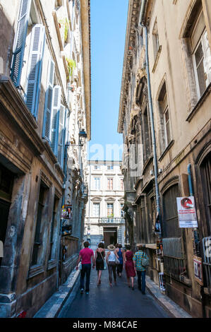 Avignon, Frankreich - 24. Juli 2011: engen Altstadt Straße, wenige Leute, während das Festival von Avignon aus. Festival von Avignon, ist ein jährliches Festival Stockfoto